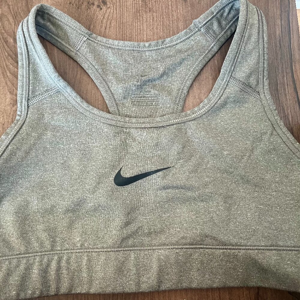 Girls NIKE sports bra. Size M.